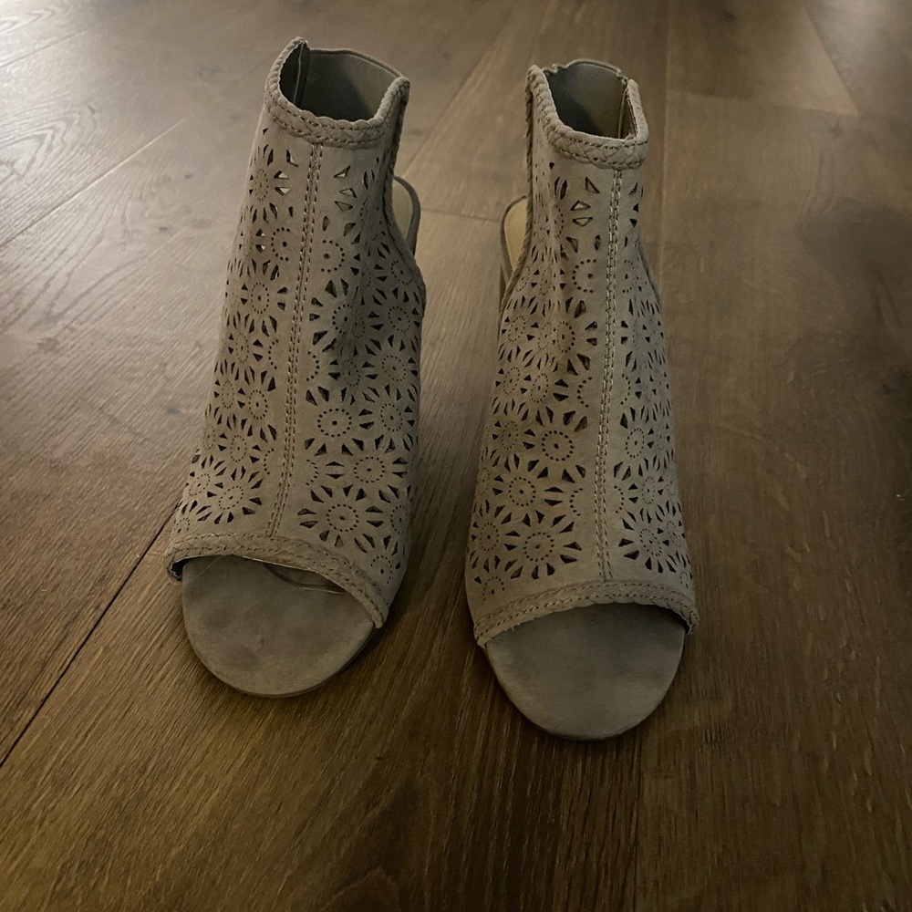 LC Lauren Conrad Gray Laser-Cut Heels